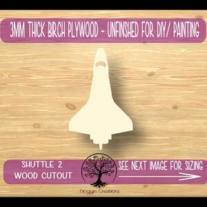 Puede incluir: Un recorte de madera de color claro de un transbordador espacial, sobre un fondo de veta de madera clara. El texto dice "3MM THICK BIRCH PLYWOOD - UNFINISHED FOR DIY/ PAINTING" y "SHUTTLE 2 WOOD CUTOUT".