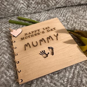 Carte de fête des mères personnalisée en bois pour la première fois, cadeau souvenir fait main pour maman, grand-mère, carte rustique découpée au laser avec motif coeur