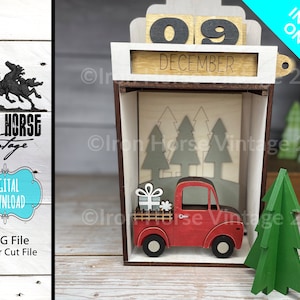 Könnte beinhalten: Ein roter LKW mit einem weißen Geschenkpaket auf der Ladefläche, der durch eine Waldszene fährt. Der LKW steht vor einem Holzk kalender, auf dem "09. DEZEMBER" steht.