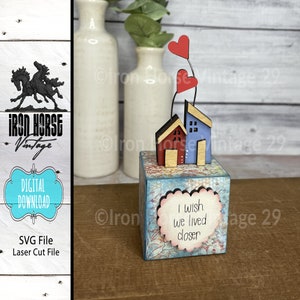 Petite maison Scrap Buster avec coeurs, cadeau de pendaison de crémaillère, cadeau d'amitié, gardienne d'étagère, fichier SVG, PAS un article physique