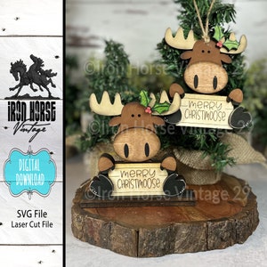 Adorno navideño de alce sentado, alce sentado en un estante, etiqueta de regalo, decoración de mesa navideña, etiqueta con nombre, SVG listo para láser, descarga digital
