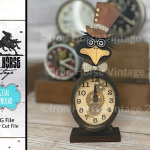 Puede incluir: Un reloj de cuco negro con un sombrero de copa, una corbata de lazo y gafas. La esfera del reloj tiene un fondo negro con números blancos y engranajes dorados. El reloj está de pie sobre una base de madera.