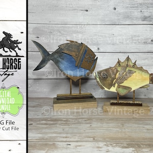 Peut inclure: Deux sculptures de poissons de style steampunk en bois et en métal. Les poissons sont peints dans des tons de bleu, de vert et de jaune. Les poissons sont montés sur des socles en bois. L'image comprend le texte "IRON HORSE Vintage 29".