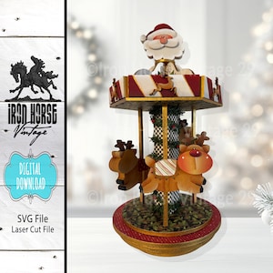 Może przedstawiać: Ozdobna karuzela świąteczna z Mikołajem i reniferami. Karuzela ma czerwoną i złotą podstawę, szachowniczy centralny słup i obrotową platformę z figurkami reniferów. Mikołaj znajduje się na górze.