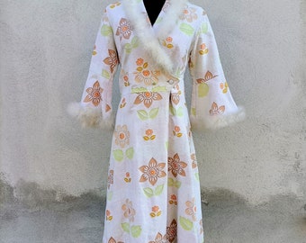 Kopertowa sukienka w stylu vintage, biała sukienka w stylu vintage, płaszcz w stylu vintage z lat 70