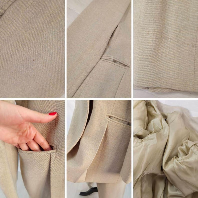 Puede incluir: Un blazer beige con un corte a medida, con solapa de muesca y dos bolsillos delanteros. La tela de la chaqueta tiene una textura sutil, y el forro interior es de un tono beige m&aacute;s claro. El blazer parece estar hecho de un material ligero.