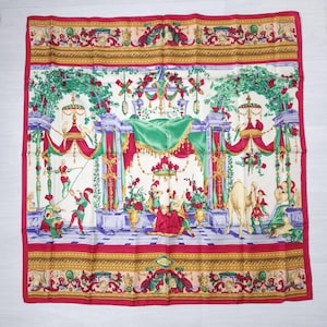 Pu&ograve; includere: Una sciarpa quadrata di seta con un design dettagliato e colorato. La sciarpa presenta un bordo rosso e una scena centrale con figure, fiori ed elementi architettonici nei toni del rosso, verde e oro. La sciarpa &egrave; probabilmente vintage.