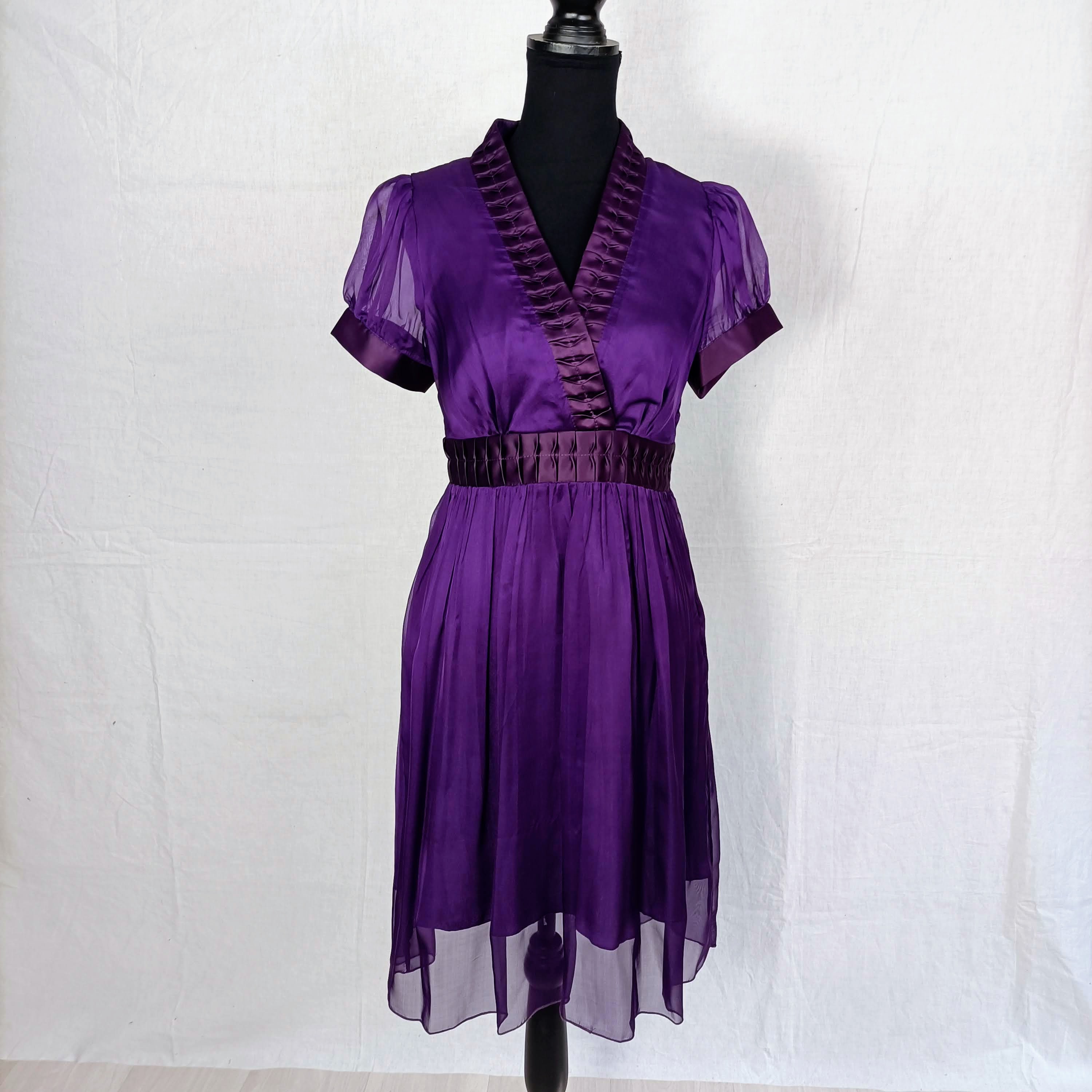 Ragazza In Un Vestito Viola Immagine Stock - Immagine Di Stile, Donna - Foto 4