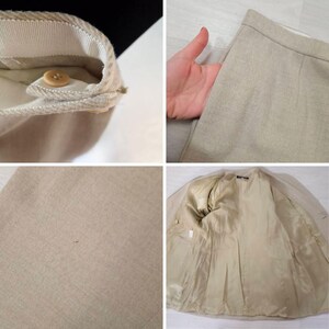 Puede incluir: Conjunto de blazer y falda de lino beige. El blazer tiene cierre de bot&oacute;n y forro claro. La falda tiene un bolsillo. La tela tiene una textura sutil. El conjunto parece ser vintage.