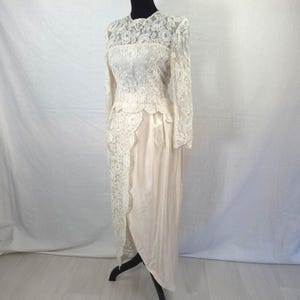 Vestido de novia de seda y encaje de los años 50 con blusa abotonada en la espalda y falda cruzada