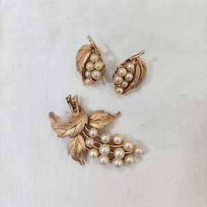 Parure with brooch and grape earrings Trifari 1950s, Trifari Crown
