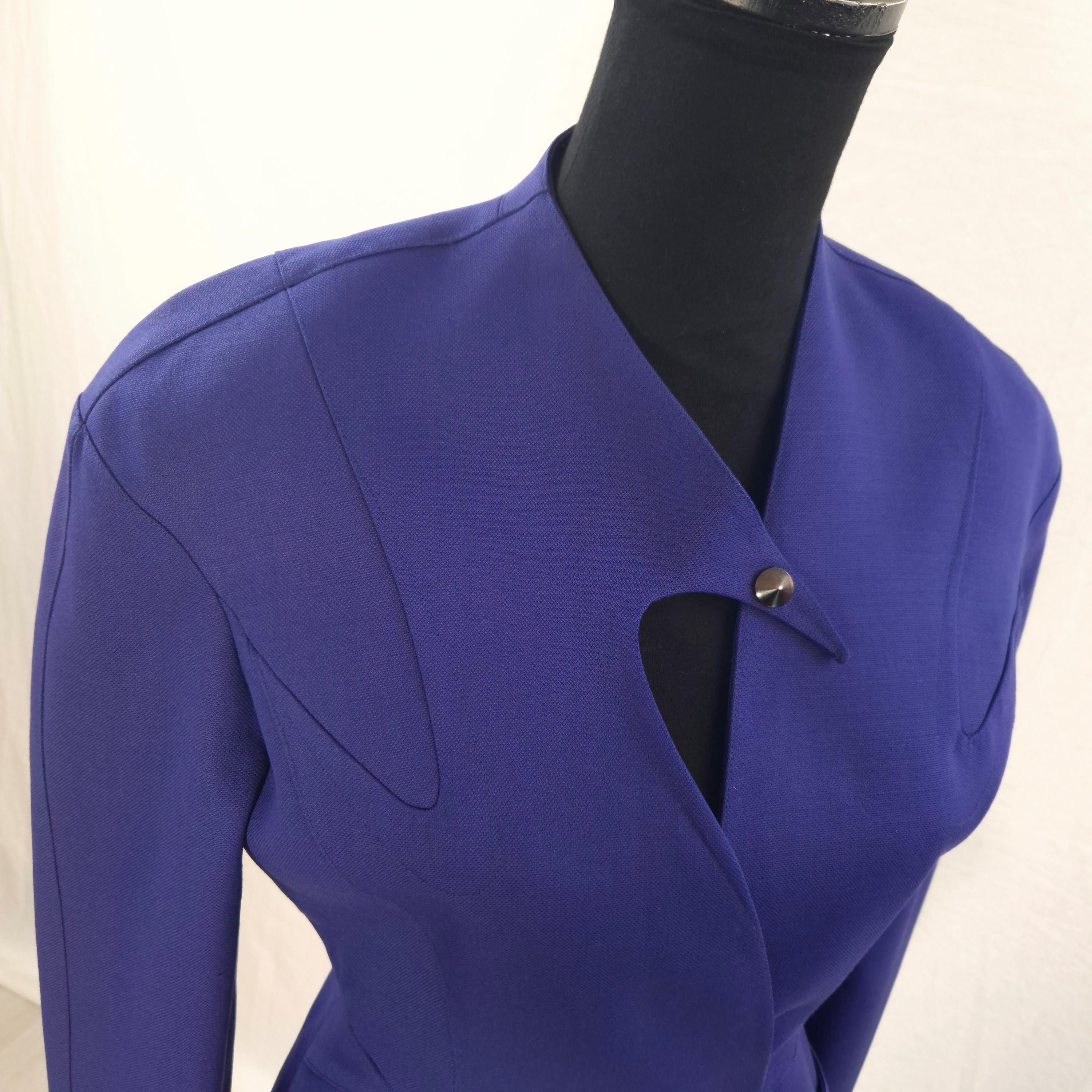 ミュグレー 90 年代の紫色のジャケット、未来的なパワードレッシング