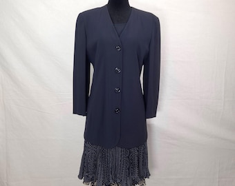 Traje formal vintage de mujer Ungaro de los años 90, compuesto por chaqueta y vestido con falda plisada, color azul oscuro.