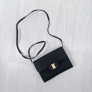 Pochette noire élégante de Salvatore Ferragamo, sac à main vintage des années 1970