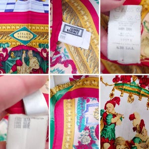 Pu&ograve; includere: Foulard di seta con un design vibrante. Presenta un'illustrazione centrale di figure in abiti classici, con bordi rosa, oro e verde. L'etichetta recita "ATELIER VERSACE".