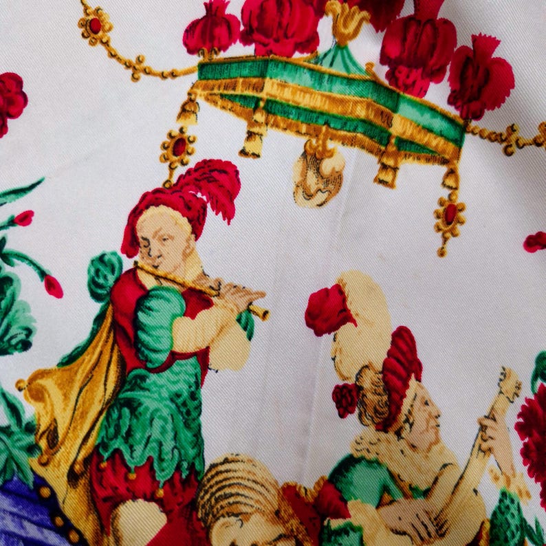 Pu&ograve; includere: Tessuto bianco con un design rinascimentale con figure che suonano strumenti musicali. Le figure indossano abiti rossi, verdi e dorati. Il tessuto include anche elementi floreali e ornamentali.