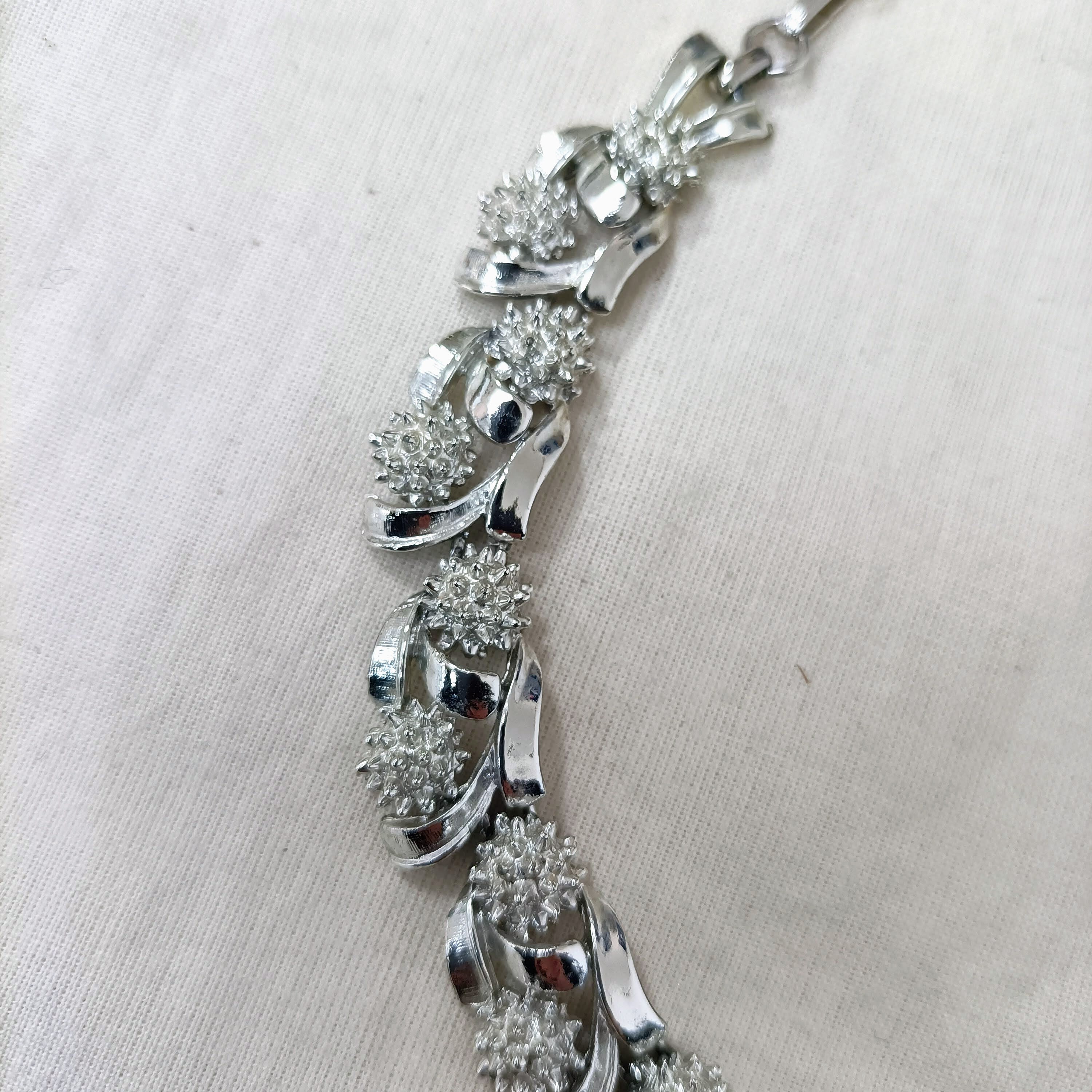 Collier Vintage Années 1950 - Marque CORO (USA) - Très Beau Modèle - Chaîne Argenté - Occasion