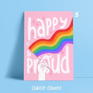 Peut inclure: Impression d'art rose avec les mots "happy & proud" en blanc, ainsi qu'un drapeau arc-en-ciel tenu par une main blanche. Le nom de l'artiste, Camille Cauvez, est en bas. Le fond est rose uni.