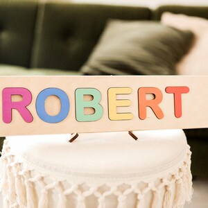 Namenspuzzle Mädchen, Namenspuzzle mit Zapfen, Kinder Namen Zeichen, personalisiertes Babypartygeschenk, Montessori Spielzeug, Babyparty hölzernes Kleinkindspielzeug