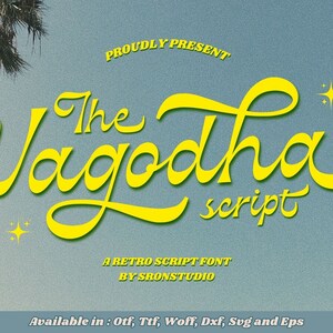 Può includere: Un font di scrittura retrò chiamato "The Vagodha script" in testo giallo su uno sfondo blu. Il testo è stilizzato con un aspetto scritto a mano. Il testo dice "PROUDLY PRESENT" sopra il nome del font e "A RETRO SCRIPT FONT BY SRONSTUDIO" sotto il nome del font. Il testo dice anche "Available in: Otf, Ttf, Woff, Dxf, Svg and Eps" nella parte inferiore dell'immagine.