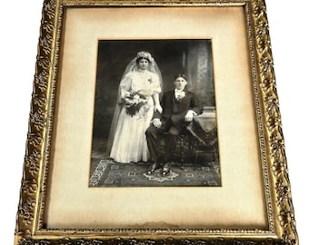 Retrato de casamento antigo da era eduardiana, moldura de madeira ornamentada com gesso e detalhes em dourado. Estilo gótico.