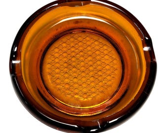 Posacenere rotondo vintage in vetro ambrato da 5,25" (13,35 cm) in stile moderno di metà secolo, con decorazioni retrò.