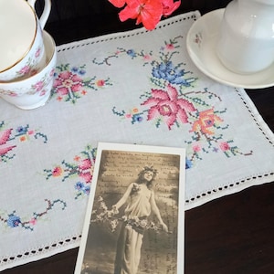 Vintage Cross-Stitch Rose Doily – 1950s Embroidered Cotton Table Mat, Small Farmhouse Tablecloth, Cottagecore Floral Decor