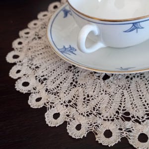 Antique French bobbin lace doily, handmade ecru round linen centerpiece, grandmacore vintage table decor 8.5” / 21 cm