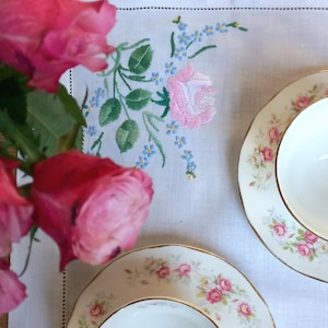 Vintage Embroidered Coffee Table Cloth: Roses & Forget-Me-Nots, 1990s Floral Doily