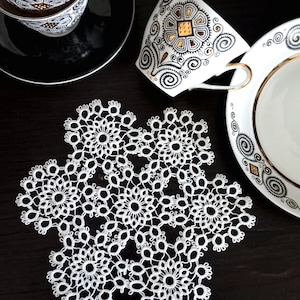 Vintage Bobbin Lace Doily – Small White Round Cotton Coaster, 1960s Handmade Lace Placemat, Grandmacore Table Decor, Cottagecore Accent 6’’