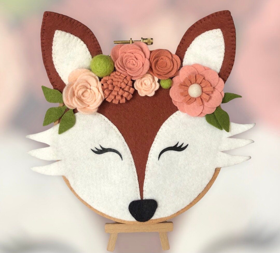 Cadre Décoratif en Feutrine/Renard et Sa Couronne de Fleurs