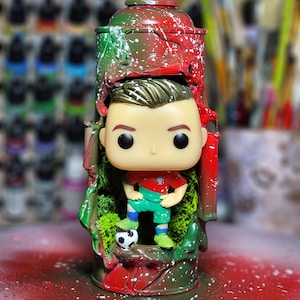 Diorama bombe de peinture recyclée avec figurine Funko pop du footballeur Cristiano Ronaldo, sélection nationale du Portugal