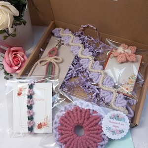 COFFRET BOHO pour elle, sous-verre en macramé + broche en macramé + porte-clés en macramé + bracelet en macramé + marque-page en macramé, cadeau fête de la femme, fille
