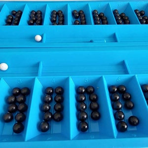 Togyzkumalak togyzqumalaq Toguz Korgool plastic bord Kirgizisch Kazachs traditionele intellectuele mancala strategie familie oud spel volwassen kinderen