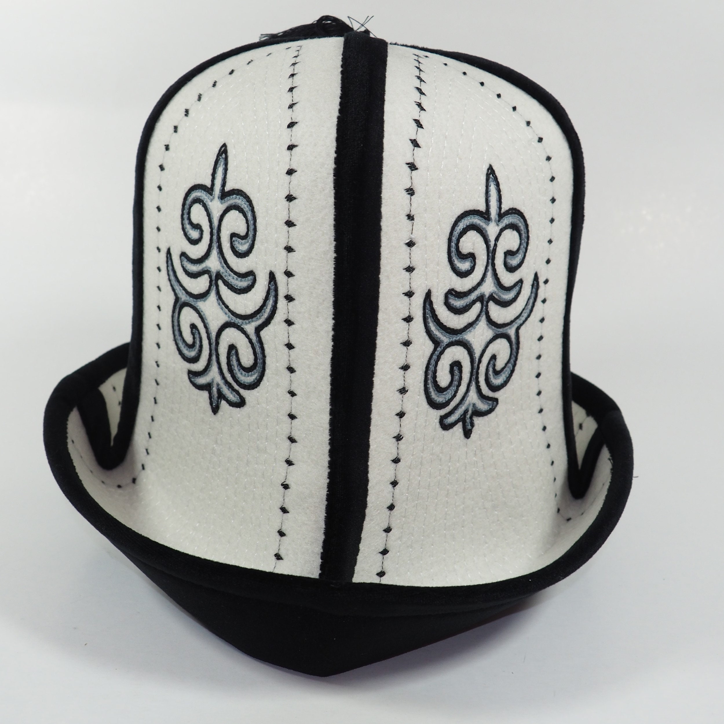 キルギスの民族衣装、カルパック帽子、フェルトフリース、ベルベット