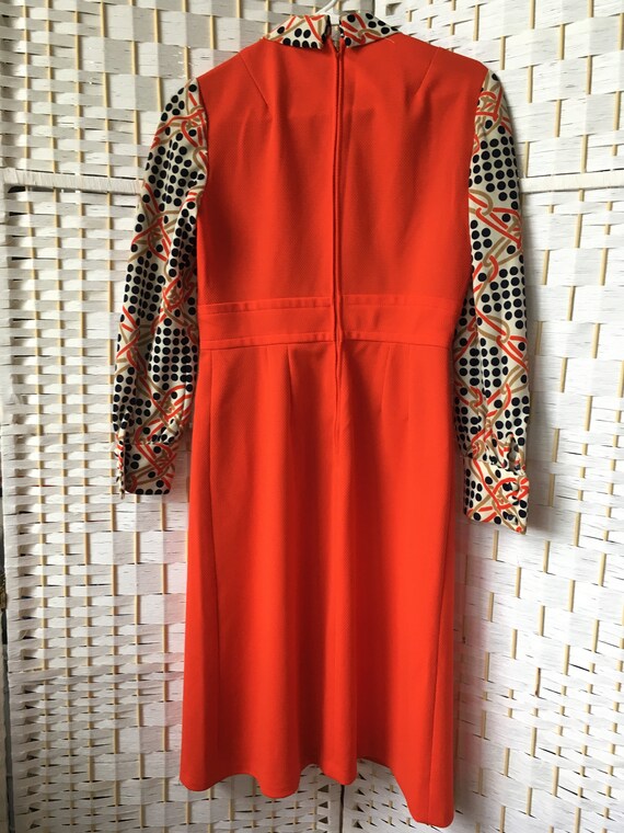 Vtg 1960s/1970s Orange and Navy Polka Dot Dress  … - image 3