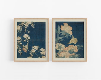 Japanische Blumen mit Vögeln Chinoiserie Art Prints in Dunkelblau - 2er-Set: Kanarienvogel und Pfingstrose und Dompfaff und Weinkirsche