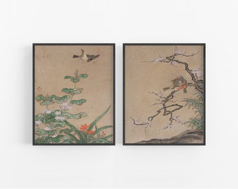 Pode incluir: Duas impressões emolduradas de arte japonesa tradicional. A impressão da esquerda apresenta um pássaro voando sobre uma planta verde com flores brancas e flores laranja. A impressão da direita mostra um pássaro empoleirado em um galho de uma árvore com flores rosa.