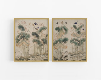 Pode incluir: Duas impressões artísticas emolduradas com um design tradicional de inspiração asiática. As impressões retratam flores de lótus com grandes folhas verdes, delicadas flores cor-de-rosa e pequenos pássaros azuis. A obra de arte tem uma estética vintage.