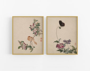 Pode incluir: Duas impressões emolduradas com uma estética vintage. A impressão da esquerda apresenta um pequeno pássaro empoleirado em um galho com flores rosa. A impressão da direita apresenta uma borboleta preta pairando sobre uma flor rosa e roxa.