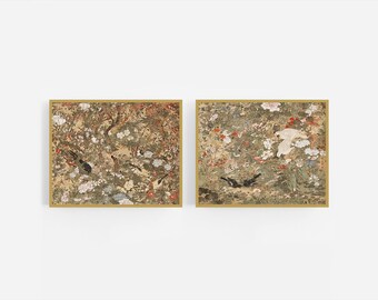 Pode incluir: Duas impressões emolduradas de arte japonesa tradicional que retratam uma paisagem floral com pássaros. As impressões estão em uma moldura dourada e têm um fundo branco.