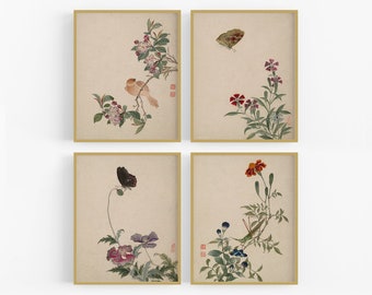 Op de afbeelding: Set van vier ingelijste prints met delicate bloemillustraties met vlinders, vogels en insecten. Elke print heeft een lichtbeige achtergrond en toont een andere bloemschikking met een uniek insect of vogel.