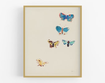 Peut inclure: Une impression encadrée d'une peinture à l'aquarelle représentant cinq papillons dans différentes nuances de bleu, jaune et vert. Les papillons sont disposés verticalement sur un fond crème.