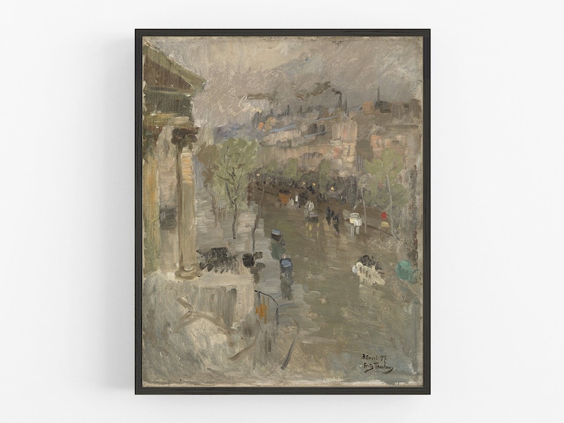 K&ouml;nnte beinhalten: Ein Gem&auml;lde, das eine Stra&szlig;enszene in Paris, Frankreich, darstellt. Das Gem&auml;lde ist in einem lockeren, impressionistischen Stil mit ged&auml;mpften Farben gehalten. Die Stra&szlig;e ist nass vom Regen und es sind Menschen zu sehen, die zu Fu&szlig; gehen und in Pferdekutschen fahren. Die Geb&auml;ude im Hintergrund sind hoch und haben viele Fenster. Das Gem&auml;lde ist signiert mit "Paris 97" und "Eug.  Thaulow".