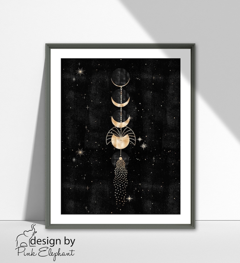 Puede incluir: Una impresi&oacute;n de arte de pared de fase lunar negra y dorada con un fondo de noche estrellada. Las fases lunares est&aacute;n conectadas por una cadena y la impresi&oacute;n tiene un efecto de brillo dorado.