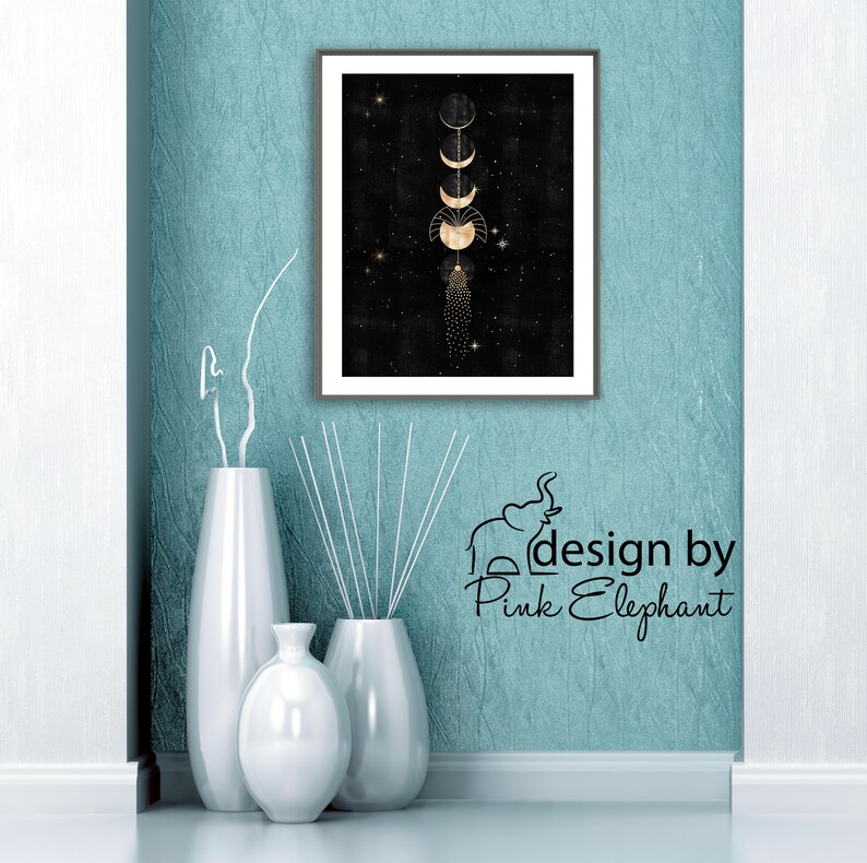 Puede incluir: Una impresi&oacute;n de arte digital en negro y dorado de un dise&ntilde;o de fases lunares con estrellas. La impresi&oacute;n est&aacute; enmarcada y colgada en una pared turquesa. El texto "design by Pink Elephant" es visible en la esquina inferior derecha de la imagen.