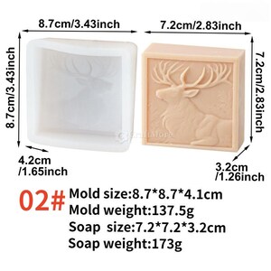 Pode incluir: Um molde de silicone branco e uma barra de sab&atilde;o acabada. O molde &eacute; quadrado, medindo 8,7 cm por 8,7 cm. A barra de sab&atilde;o &eacute; marrom claro, com um design detalhado de veado e mede 7,2 cm por 7,2 cm.