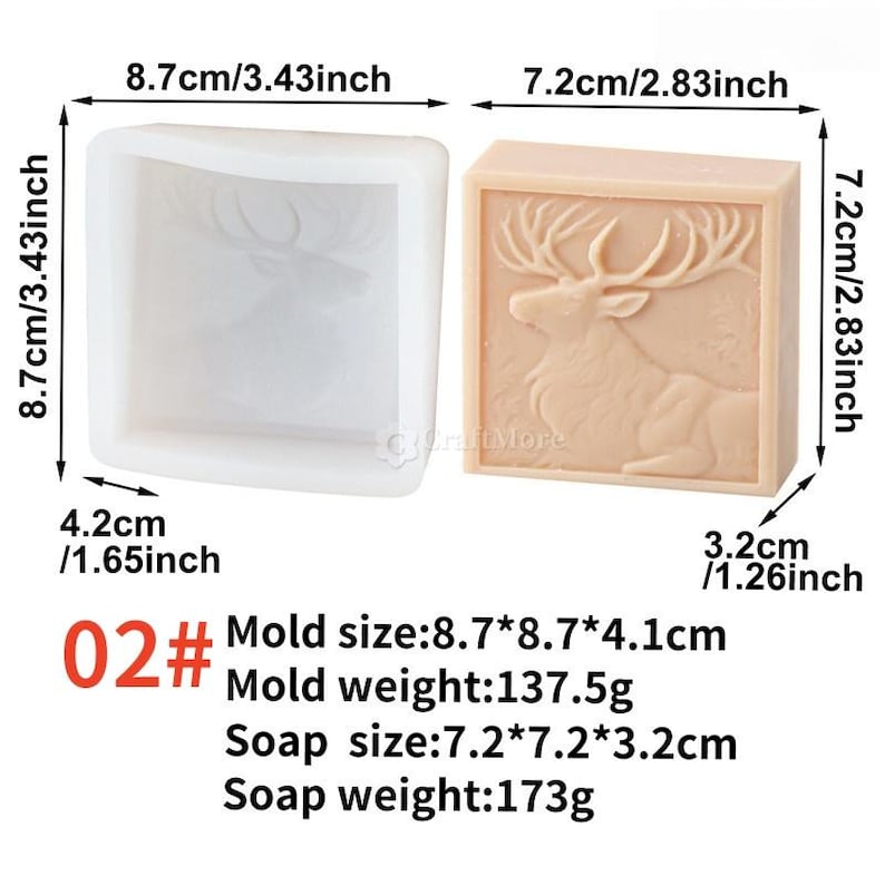Pode incluir: Um molde de silicone branco e uma barra de sab&atilde;o acabada. O molde &eacute; quadrado, medindo 8,7 cm por 8,7 cm. A barra de sab&atilde;o &eacute; marrom claro, com um design detalhado de veado e mede 7,2 cm por 7,2 cm.