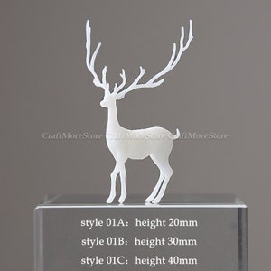 Pu&ograve; includere: Silhouette di cervo in plastica bianca con grandi corna. Il cervo &egrave; in piedi su un blocco di vetro trasparente con il testo "style 01A: altezza 20 mm", "style 01B: altezza 30 mm" e "style 01C: altezza 40 mm".