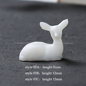 Pu&ograve; includere: Figurina di cervo in ceramica bianca in posizione seduta. Il cervo &egrave; alto 8 mm. La figurina &egrave; disponibile in tre dimensioni: 8 mm, 12 mm e 15 mm.